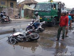 Jalan Sorong Aimas Rusak Berlubang Bikin Pengendara Motor Jatuh Terperosok