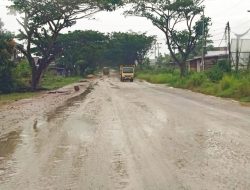 Jalan Osok Aimas Sorong Licin saat Hujan, Warga Kesal Perusahaan Galian C