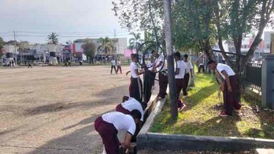 Polda PBD bersihkan Alun-Alun Aimas