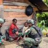 Satgas Yonif 743 Obati Warga Papua